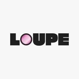 Capture de Loupe, vérificateur de fiabilité pour journalistes : un écart de date entre une traduction et sa source souligné, avec le détail des modèles d'IA qui convergent